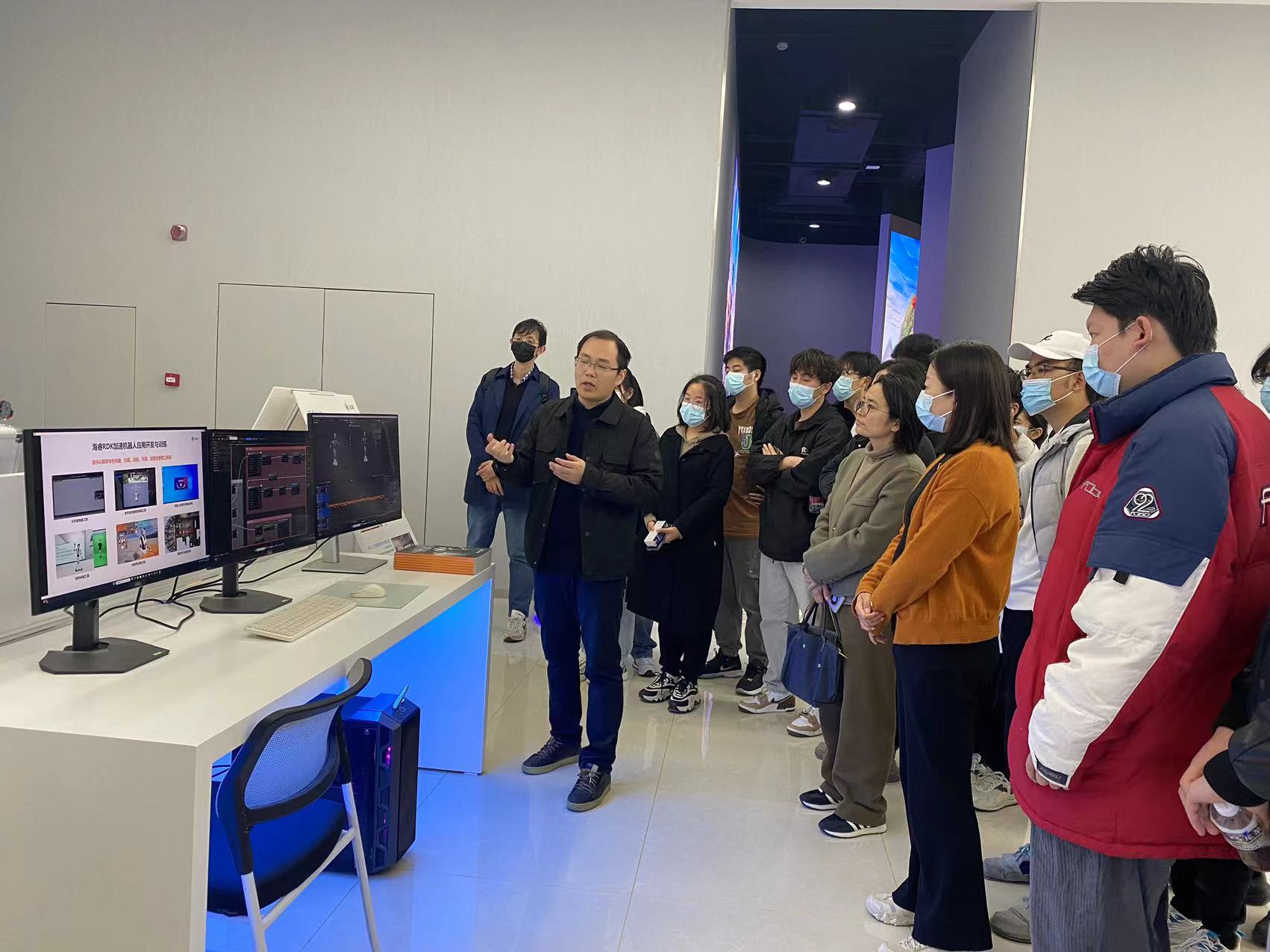 探秘达闼5G超级工厂 信息技术学院师生的科技之旅